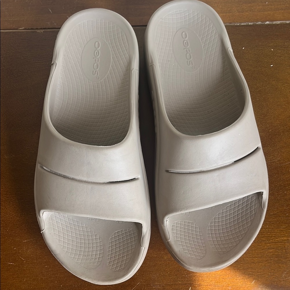 OOFOS Light Gray Slide Sandals